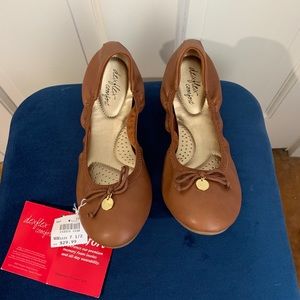 NWT Women’s brown flats size 7.5